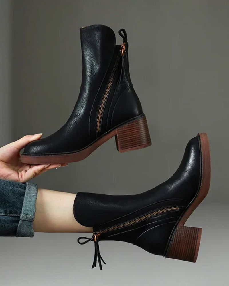 Isabella™ | Black leather boot with a comfortable heel, elegant and timeless