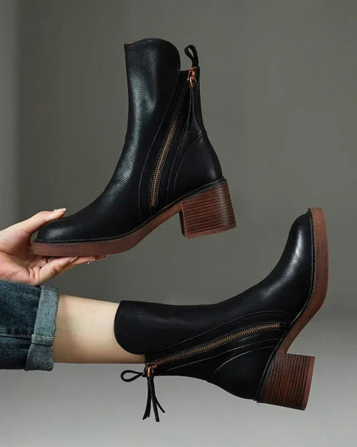 Isabella™ | Black leather boot with a comfortable heel, elegant and timeless